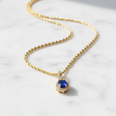 Pendentif or jaune, saphir et diamants