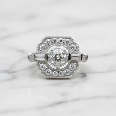 Bague or blanc, diamant et pans coupés