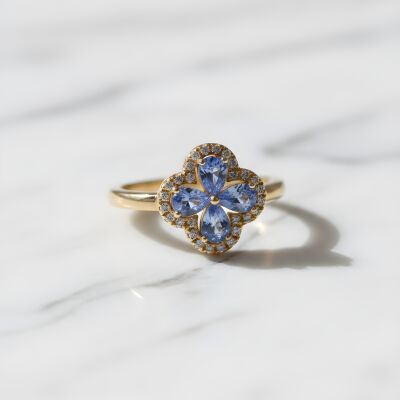 Bague or jaune, motif trèfle avec saphir de Ceylan et diamants