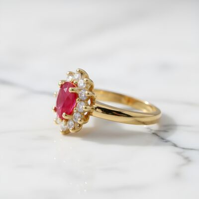 Bague or jaune, rubis et entourage diamants