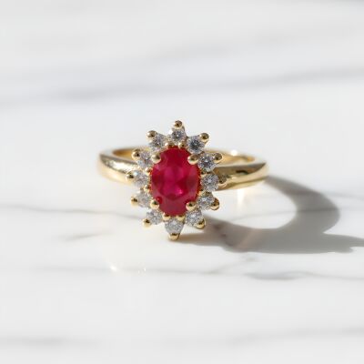Bague or jaune, rubis et entourage diamants