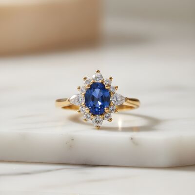 Bague or jaune, saphir et entourage diamants