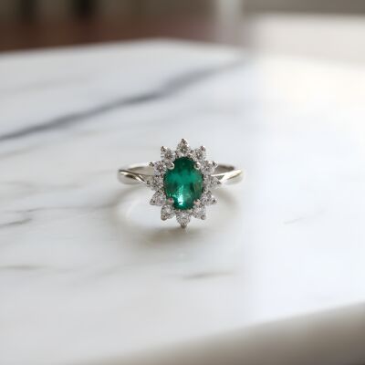 Bague or blanc, émeraude et entourage diamants