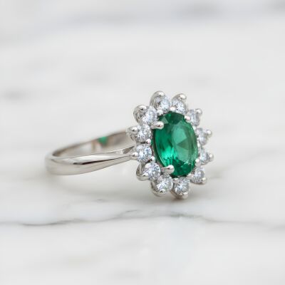 Bague or blanc, émeraude et entourage diamants