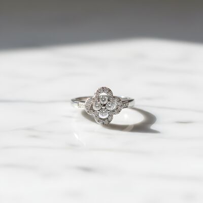 Bague or blanc forme trèfle diamants