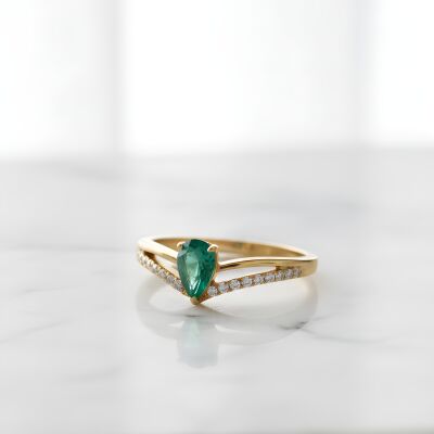 Bague or jaune, émeraude et diamants