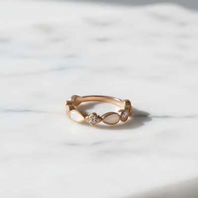 Bague or rose pierres de lune, saphirs blancs et diamants