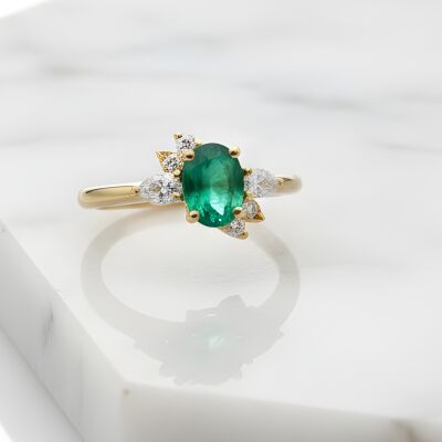 Bague or jaune, émeraude taille ovale, diamants poire et brillant