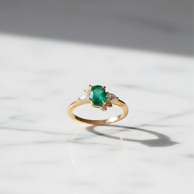 Bague or jaune, émeraude taille ovale, diamants poire et brillant