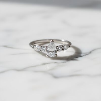 Solitaire accompagné or blanc, diamant taille poire et diamants