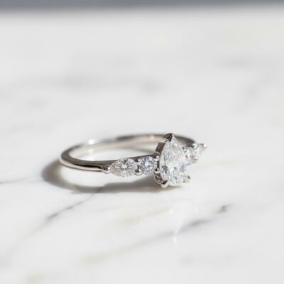 Solitaire accompagné or blanc, diamant taille poire et diamants