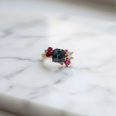 Bague or rose spinelle noir, rubellite, saphir et diamants