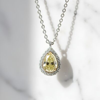 Collier or blanc pendentif or blanc diamant jaune taille poire et entourage diamants