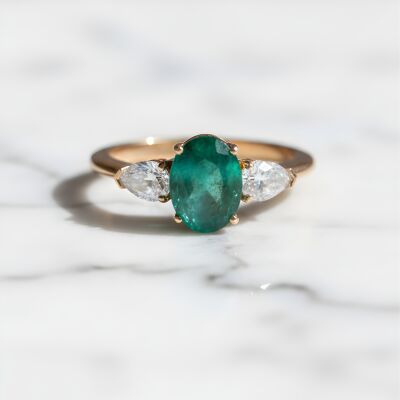 Bague or rose émeraude et diamants poire