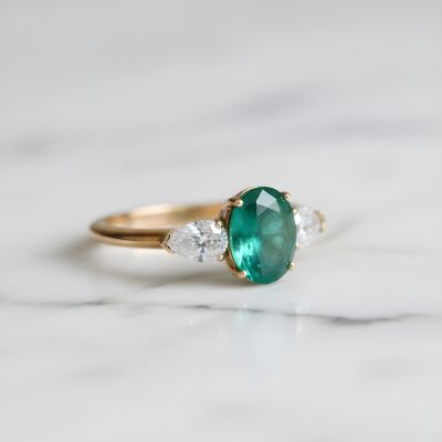 Bague or rose émeraude et diamants poire