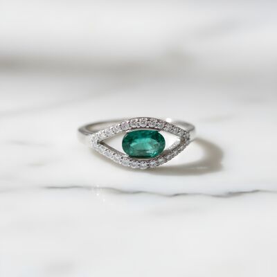 Bague or blanc, émeraude et diamants