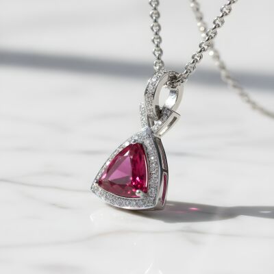 Chaine or blanc et pendentif rubellite entourage diamants