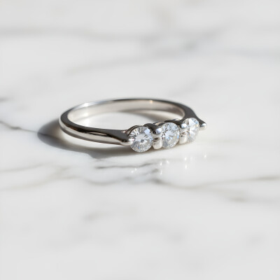 Bague or blanc et trois diamants