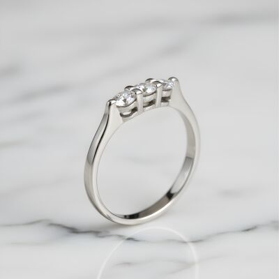 Bague or blanc et trois diamants