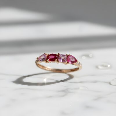 Bague or rose, saphir rose, rubis et diamants