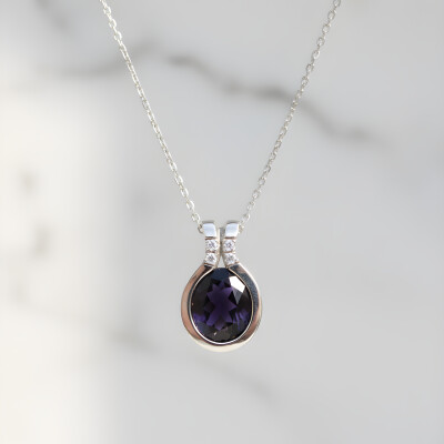 Collier pendentif or blanc, iolite et diamants