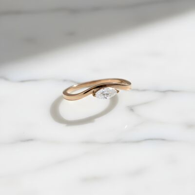 Solitaire or rose diamant navette en vague