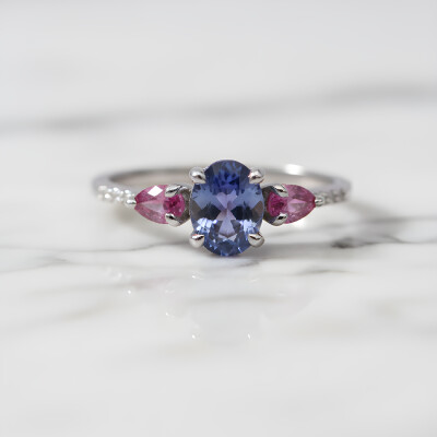 Bague or blanc, tanzanite et saphirs rose