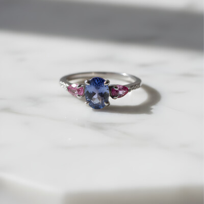 Bague or blanc, tanzanite et saphirs rose