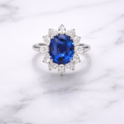 Bague or blanc, saphir bleu et entourage diamants