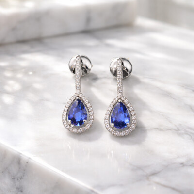 Pendants or blanc, saphirs bleus et diamants