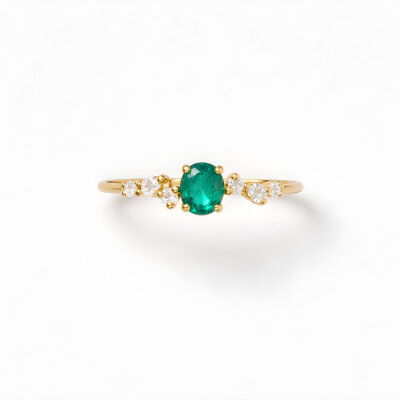 Bague or jaune, émeraude et diamants