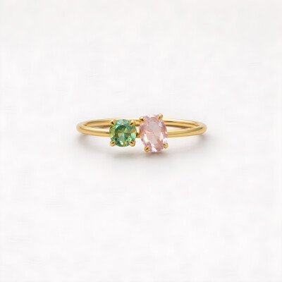 Bague or jaune, saphirs vert et rose pale