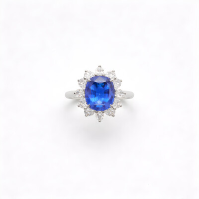 Bague or blanc, saphir bleu et entourage diamants