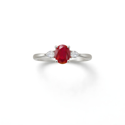 Bague or blanc, rubis et diamants