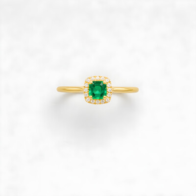 Bague or jaune, émeraude entourage diamants