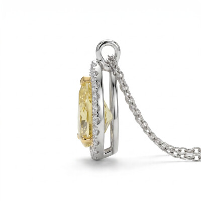 Collier or blanc pendentif or blanc diamant jaune taille poire et entourage diamants