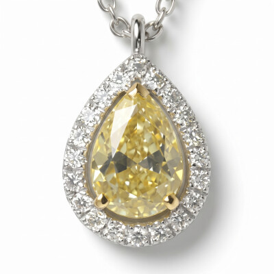 Collier or blanc pendentif or blanc diamant jaune taille poire et entourage diamants