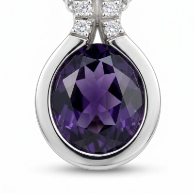Collier pendentif or blanc, iolite et diamants