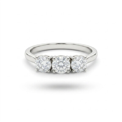Bague or blanc et trois diamants