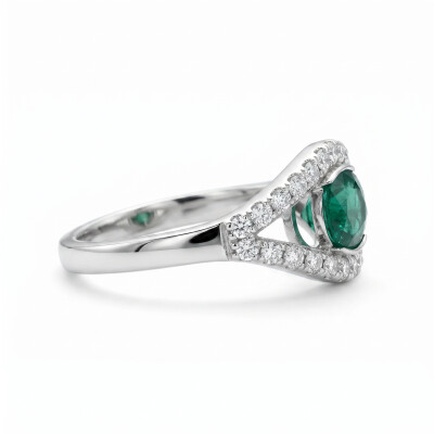 Bague or blanc, émeraude et diamants