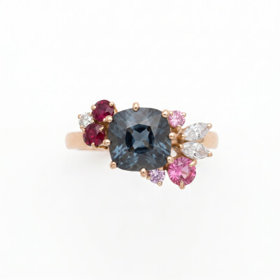 Bague or rose spinelle noir, rubellite, saphir et diamants