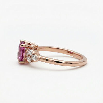 Bague or rose, saphir rose et diamants