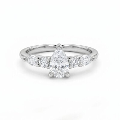 Solitaire accompagné or blanc, diamant taille poire et diamants