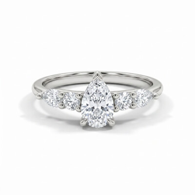 Solitaire accompagné or blanc, diamant taille poire et diamants