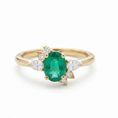 Bague or jaune, émeraude taille ovale, diamants poire et brillant
