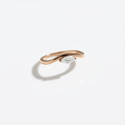 Solitaire or rose diamant navette en vague