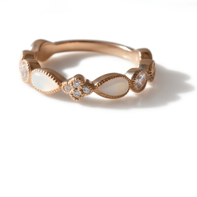 Bague or rose pierres de lune, saphirs blancs et diamants