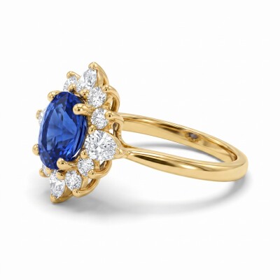 Bague or jaune, saphir et entourage diamants