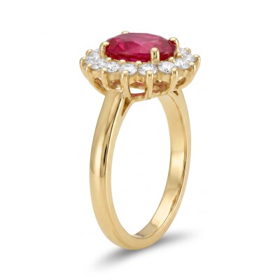 Bague or jaune, rubis et entourage diamants