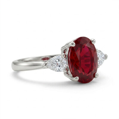 Bague or blanc, rubis et diamants